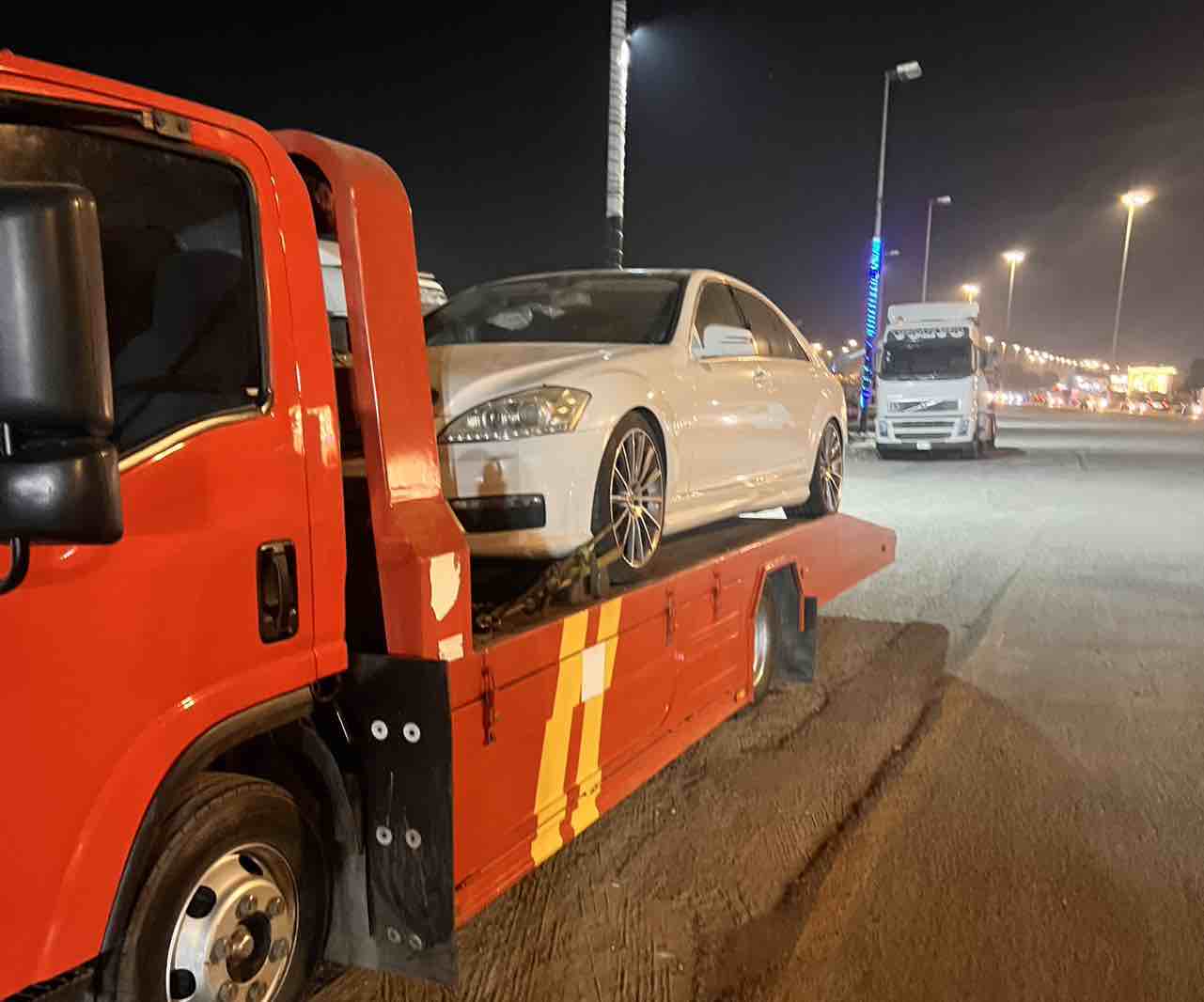 سطحه جده لنقل السيارات