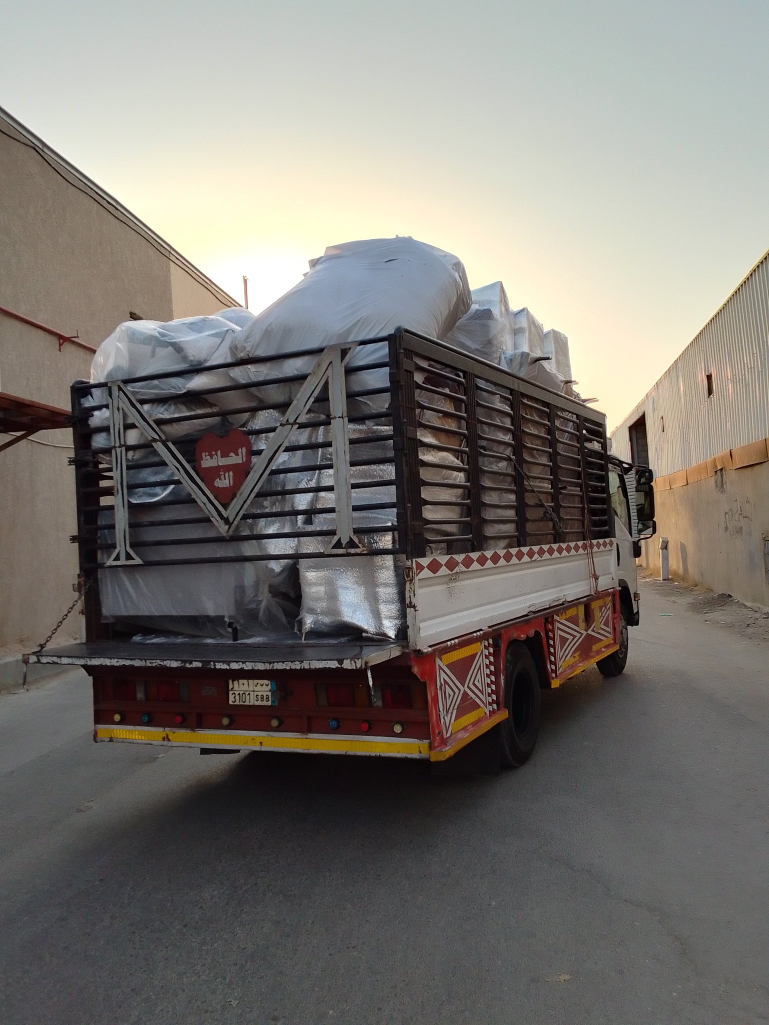 دينا طش اثاث قديم تالف بالرياض 0557619684 حي الملقا